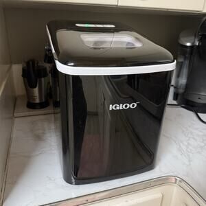 Igloo ICEB26HNBK 26 lbs. Self Cleaning Ice Maker with Carrying Handle, Black